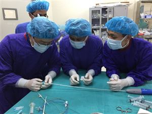 Bằng phương pháp đặt stent graft, Bệnh viện Hữu nghị Việt Đức giành lại sự sống cho bệnh nhân bị vỡ eo động mạch chủ hiếm gặp